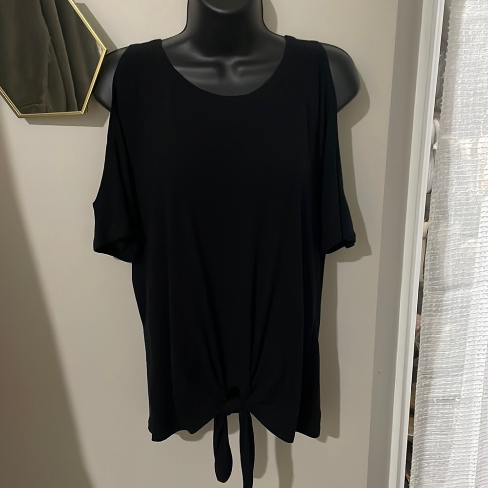 Cute off the shoulder shirt for any occasion! NWT ships same day